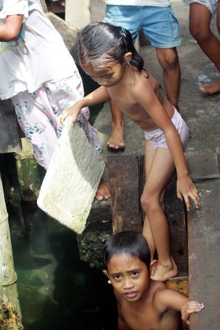 フィリピン　 子供 裸 