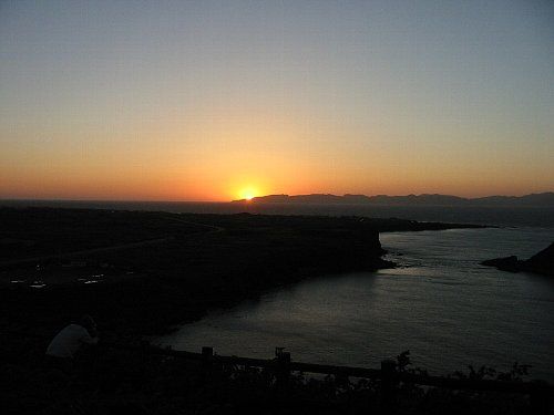 礼文島の島影に沈む夕日