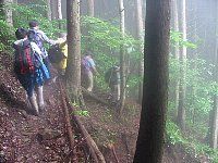 路肩の崩れた登山路